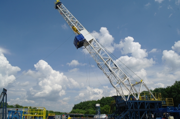Service King Manufacturing SK 1500 conventional drilling rig being stood for work in the U.K.